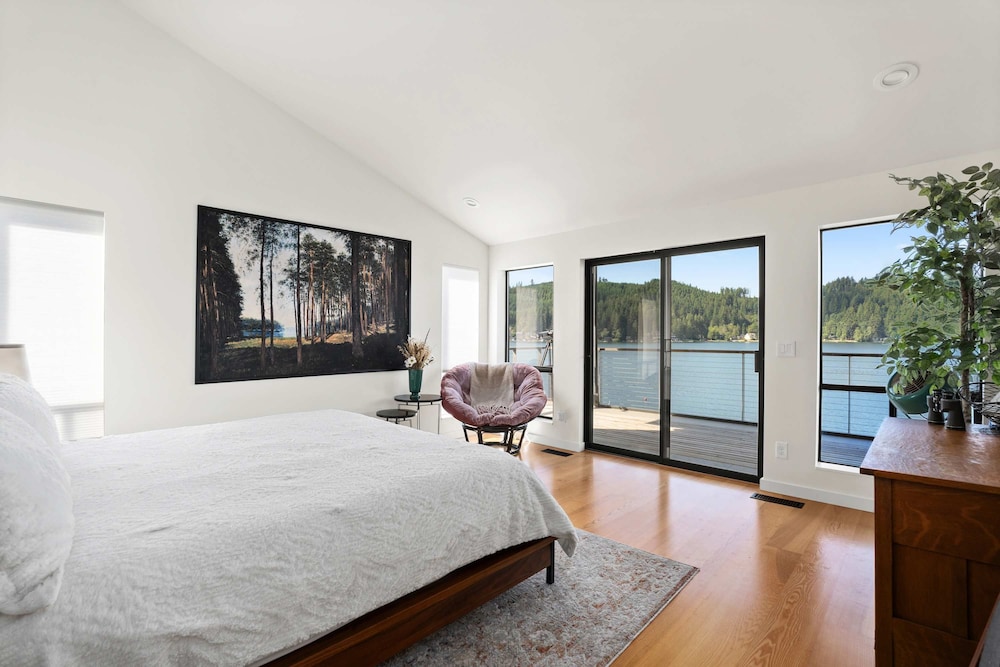 Lakefront Luxury Stunning Views Dock Hot Tub