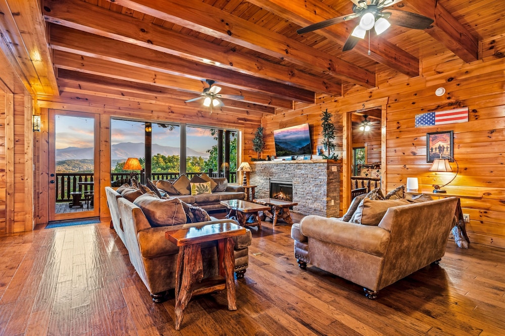 Grand View Lodge Panoramic Views Hot Tubs Game Room Theater Sleeps 56 Guests