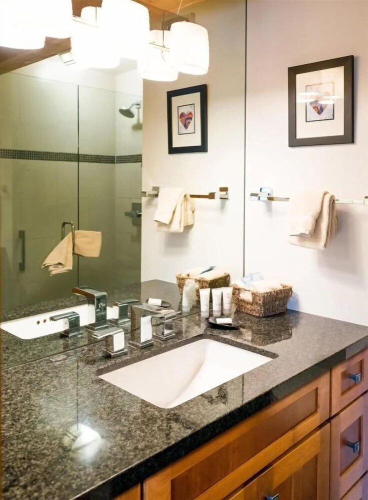 Downtown Aspen 2 Bedroom Near Lift 1A w/ Pool & hot Tub!