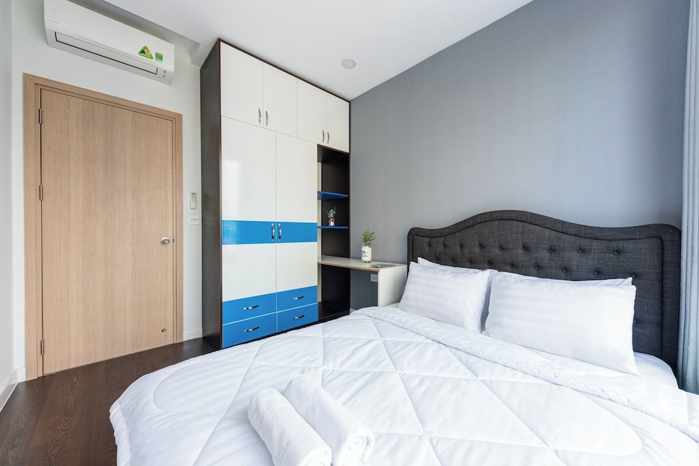 RIVERGATE apartment infinity pool & Gym