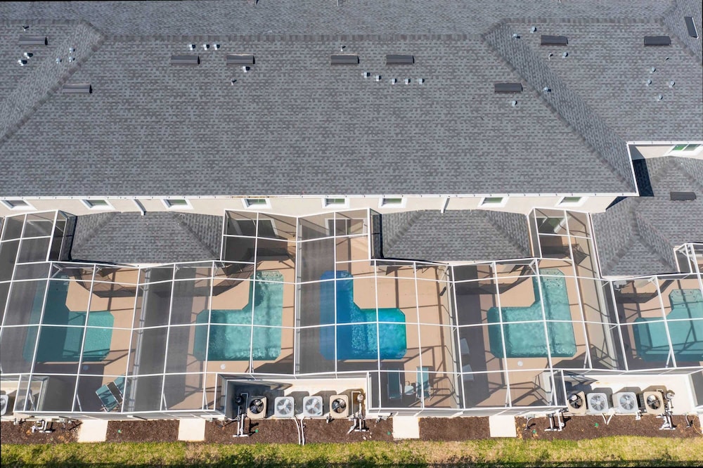 Stylish 4Bd w Lake View Pool Kids Themed Room