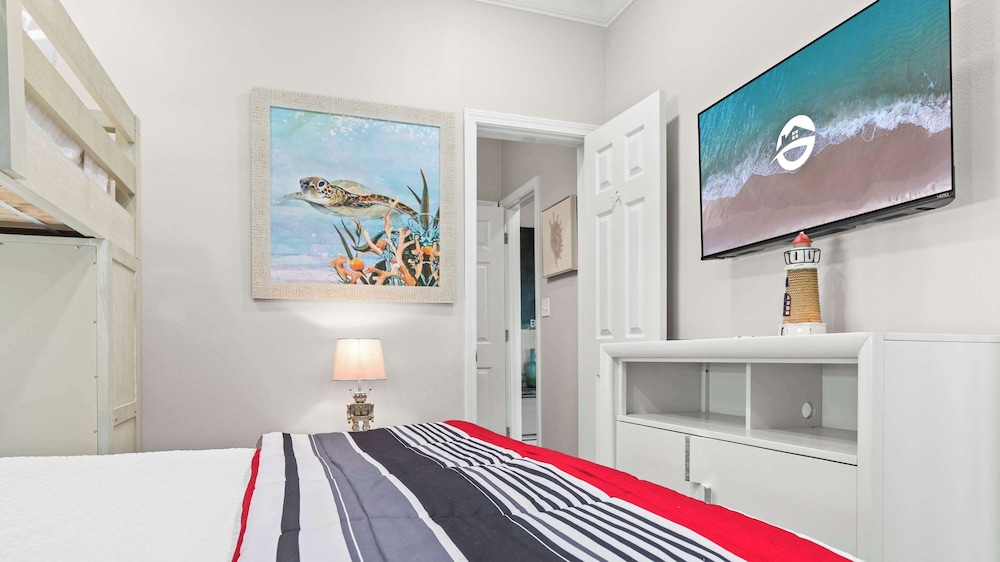 Cozy 3-bedroom Condo Comfy Living Space, Two Balconies, Outdoor Pool