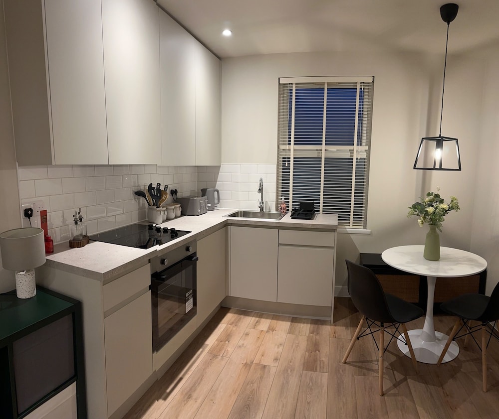 Renovatedapartmentsleeps4-freeparking-tv