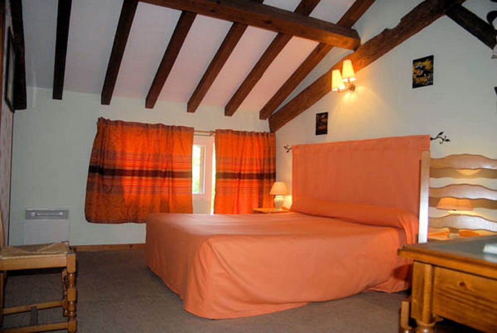 Les Arbousiers en Sabres — hotel room