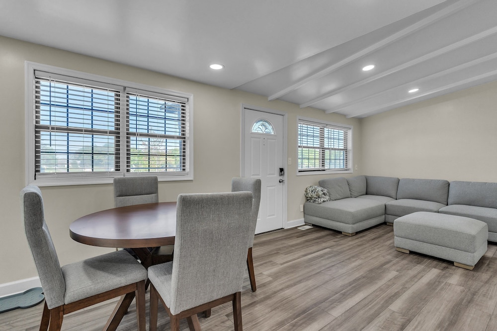 Peaceful Pet Friendly Chesapeake Escape 4 Bedroom Home