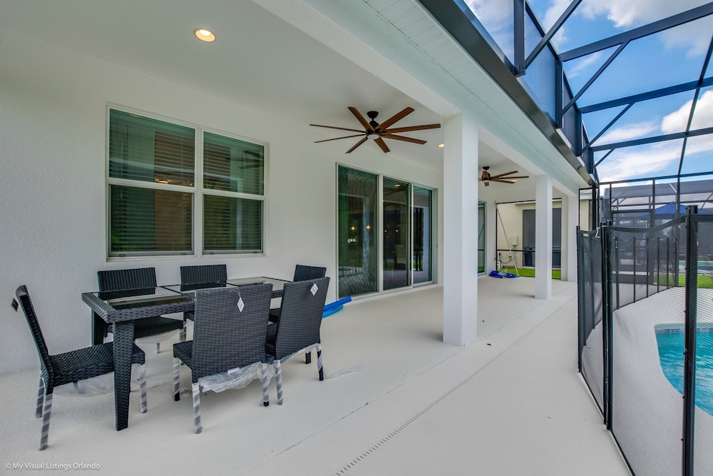 Modern 8 Bdrm 5 Bath Villa - Image 4