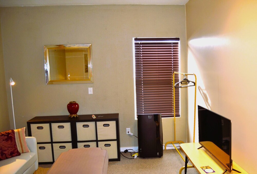 Room-cozy Nest 5 Near UND Campus