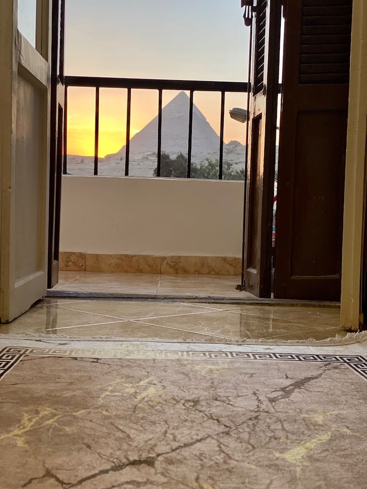 Isis pyramids view inn