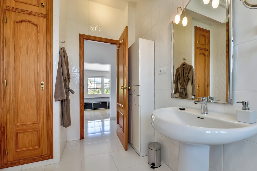 4bed Villa Sleeps 8- Pool, Garden, Bbq, Near Beach
