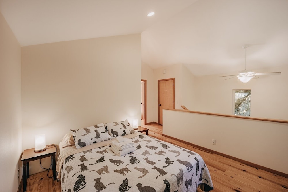 70mbr- Hot Tub - Bbq - Wi-fi - Pets Ok - Sleeps 8 3 Bedroom Home by RedAwning