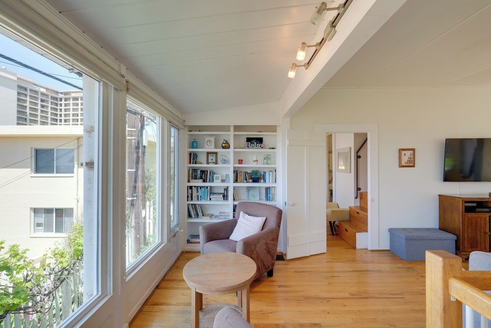 Walk to La Jolla Cove: Dtwn Cottage w/ Ocean View!