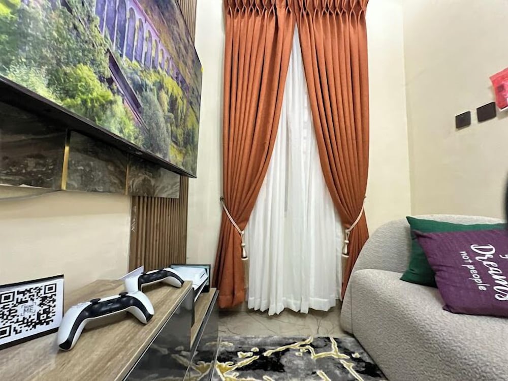 Elconia Apartments