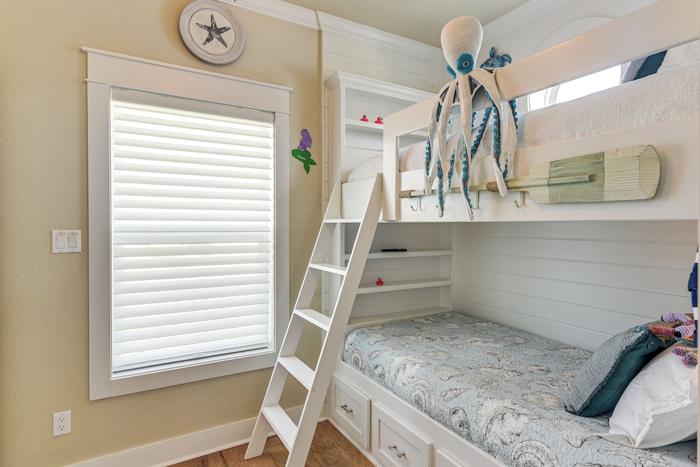 2 Blocks to Shore: Crystal Beach House w/ Yard!