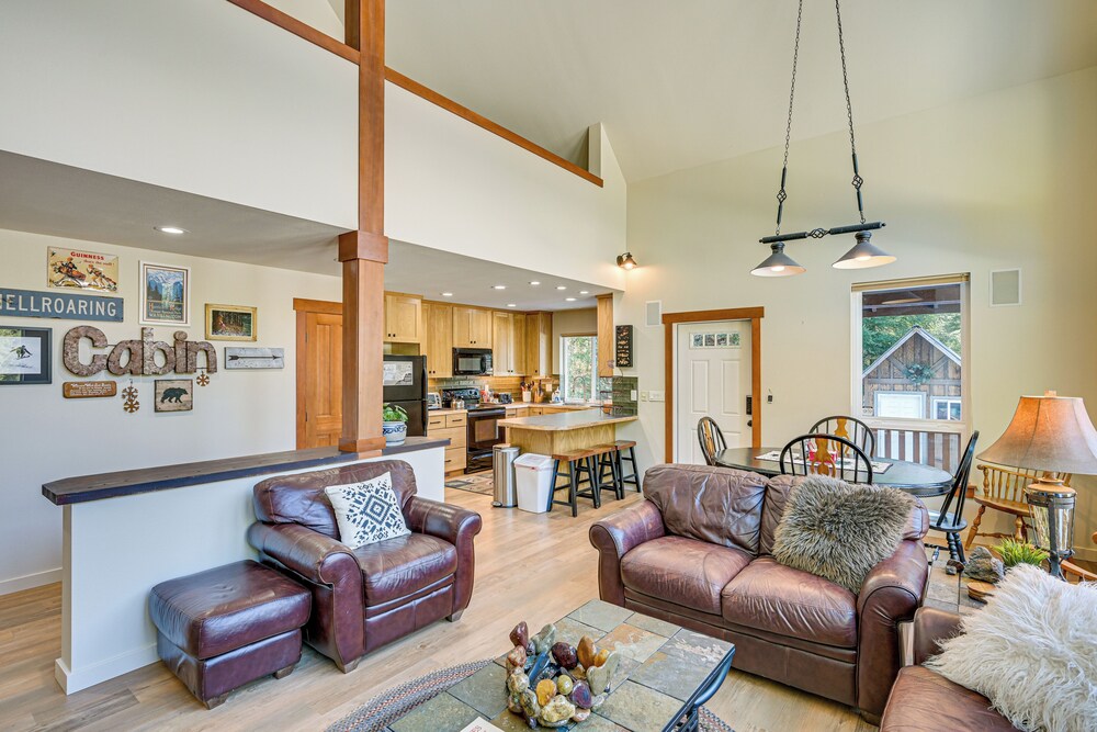 Deck, Hot Tub & Fire Pit: Mtn-view Packwood Cabin