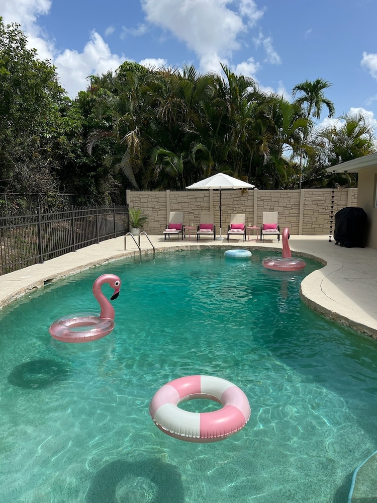 Naples Henrie Hideaway - Private Pool, Pet Friendly 12 Mins From Beach & Downtown 3 Bedroom Home