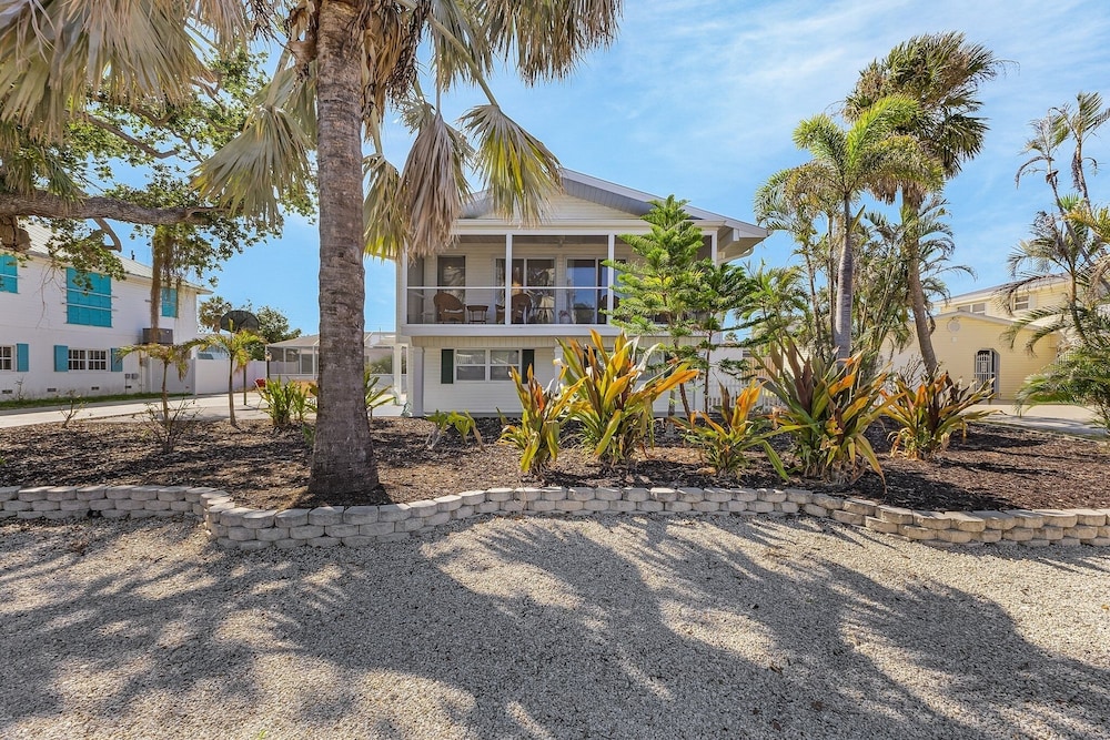 140 Barefoot Bungalow: 4br/2ba W/ Heated Pool! 4 Bedroom Home