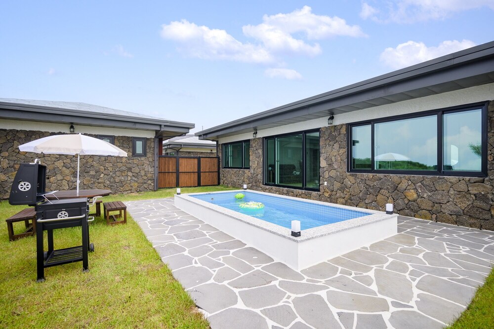 Gimnyeong stonewall Private Pool Villa