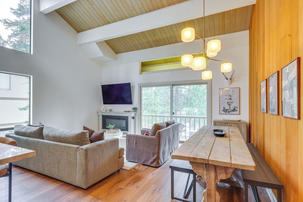 8 Mi to Northstar Slopes: Tahoe Gem w/ Fireplace