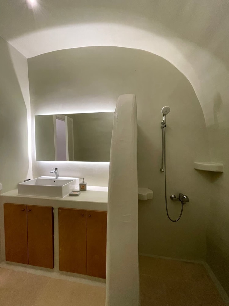 Amphora Cave Seaside Retreat in Akrotiri