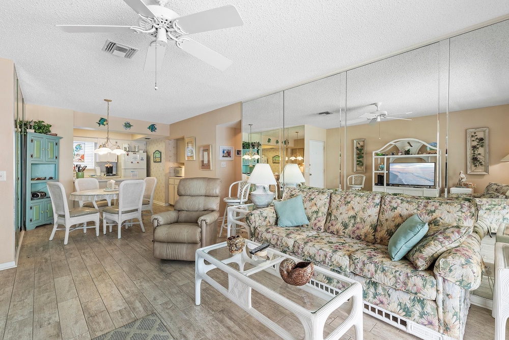 Colony Beach Club 220
