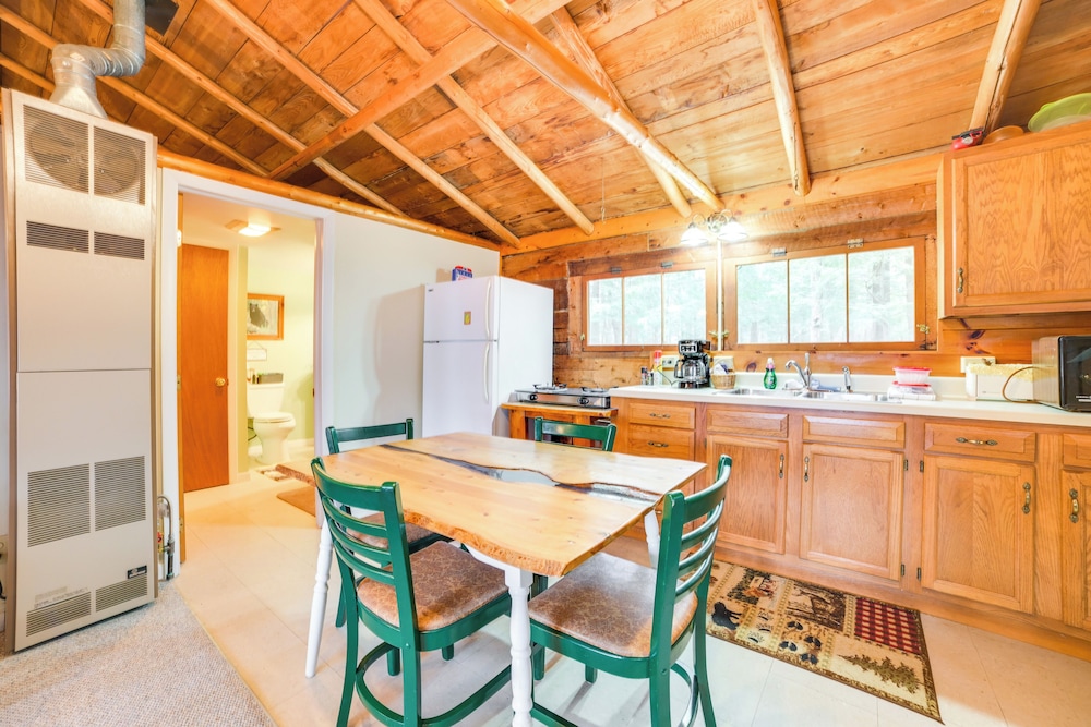 Lakefront Cabin w/ Beach Access: Levering Retreat