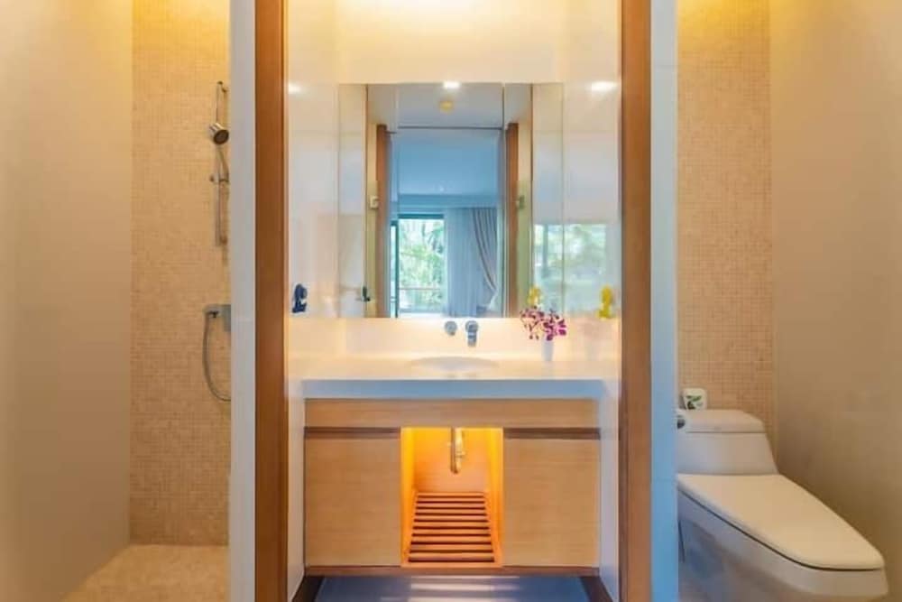 Elegant Beachfront 3BR Condo at Pearl of Naithon