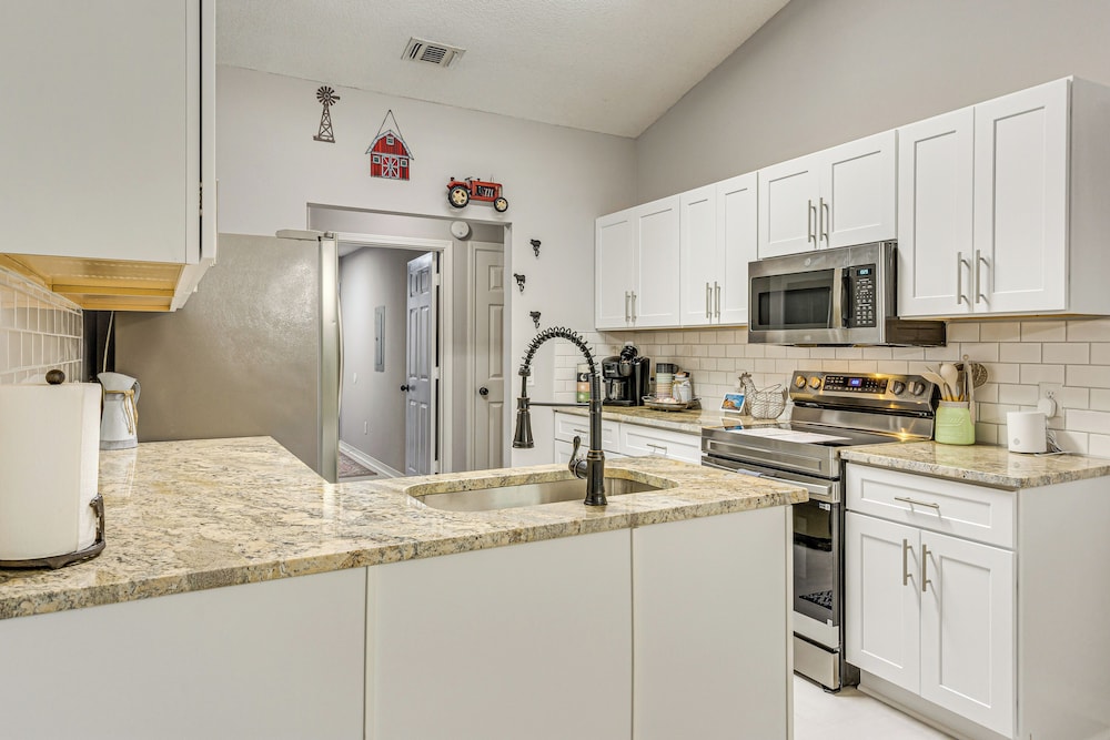 1 Mi to Zoo: 'rustic Bungalow' Gem in Gulf Breeze!