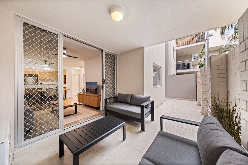 Vibrant 2-bed Apartment With Pool and Gym Access