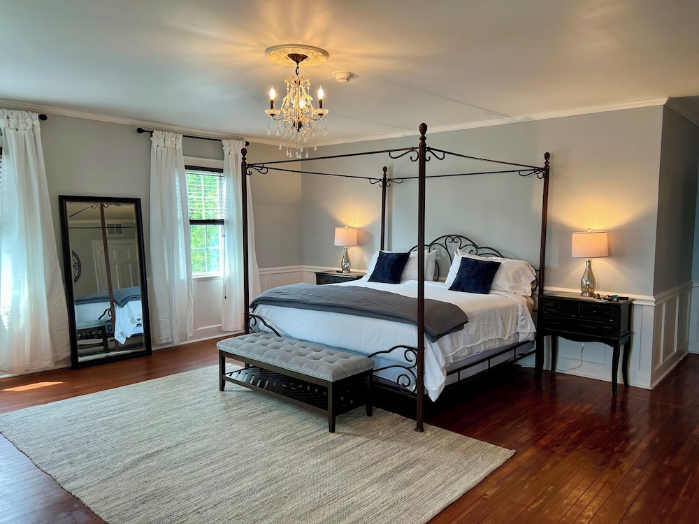 Valcour Inn & Boathouse