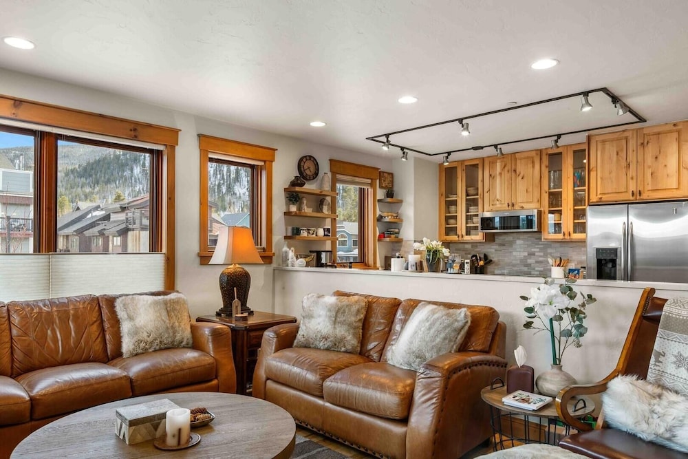 Mount Victoria Lodge #d 3 Bedroom Condo by RedAwning