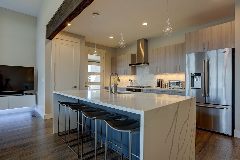 Ruby Peak *30 Day Minimum 4 Bedroom Home by RedAwning