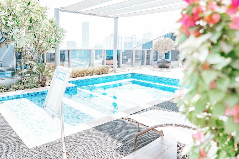 Modern 1BR in J One Pool & Gym