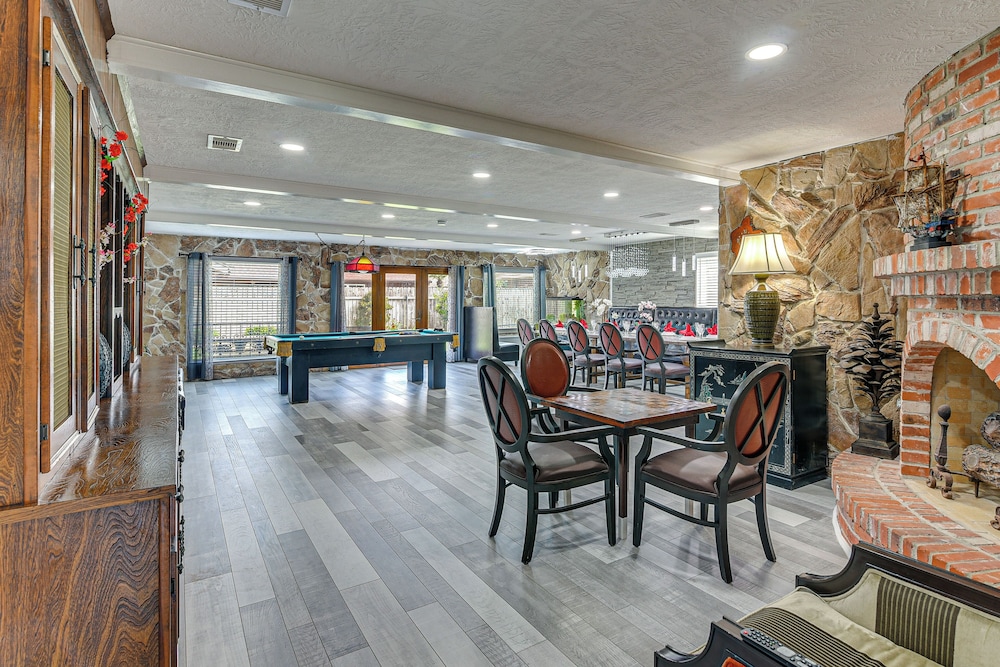 ~ 2 Blocks to Beach: Galveston Group Getaway!