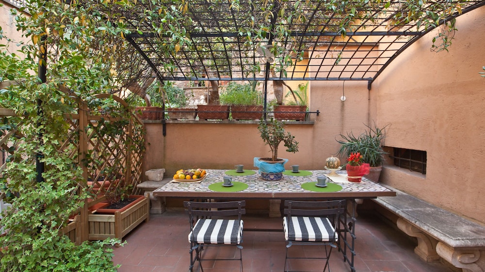 Rental in Rome Arco Ciambella Loft