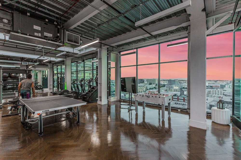 Stylish 2br/2ba At HWH by Oneluxstay