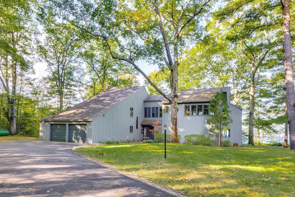 Unwind Fireside, Walk to Water! Lake Michigan Home view 4