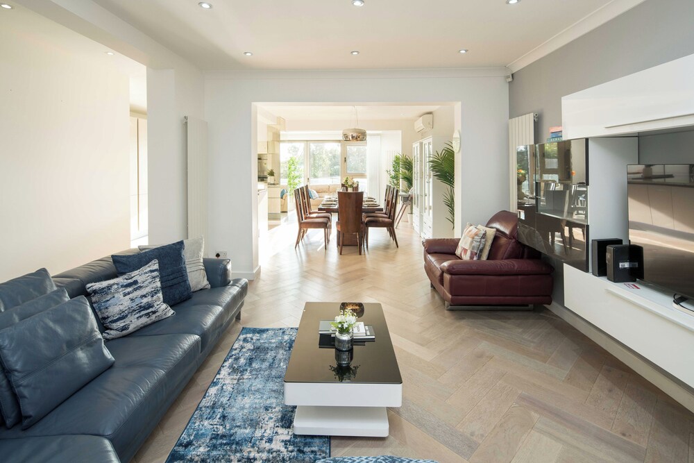 Luxurious 6-bed House With Pool and Free Parking