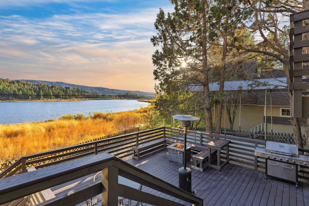 Viewtopia by Avantstay Lakefront Views + Hot Tub