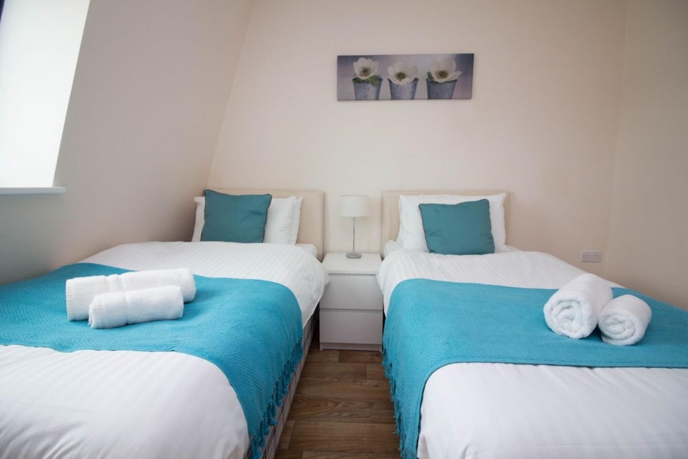 Stayzo Castle Penthouse 18- A Clean Fresh Modern Apartment With Free Wi-fi view 2