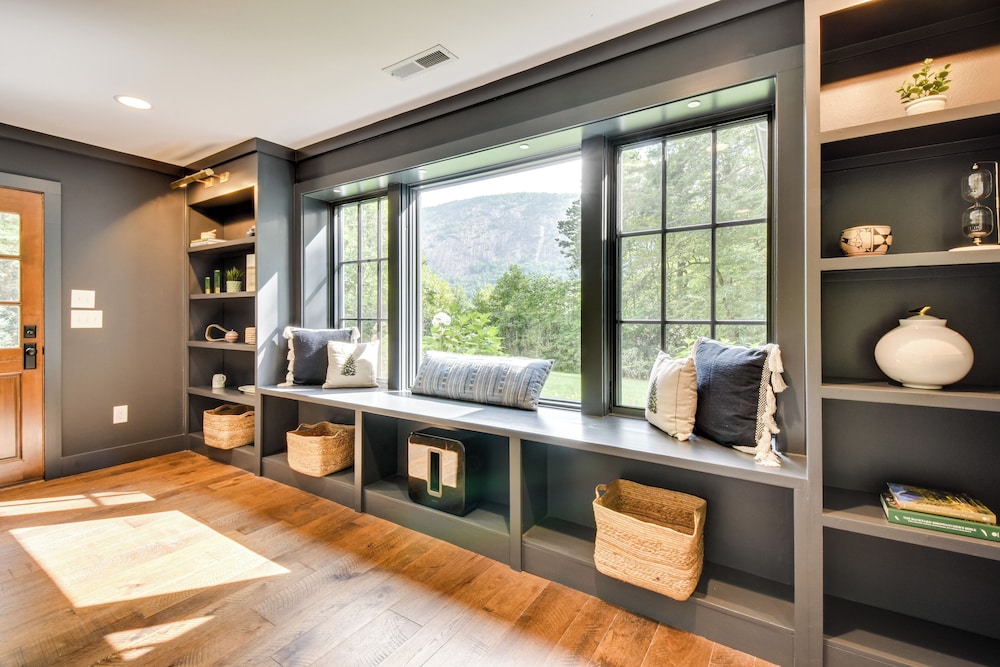 Mountain Views: Modern Mansion in Highlands!