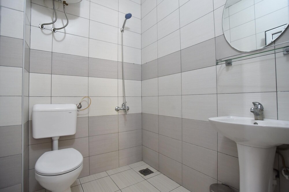 Flat w Garden and Balcony 5 min to Beach in Uljinc photo 3