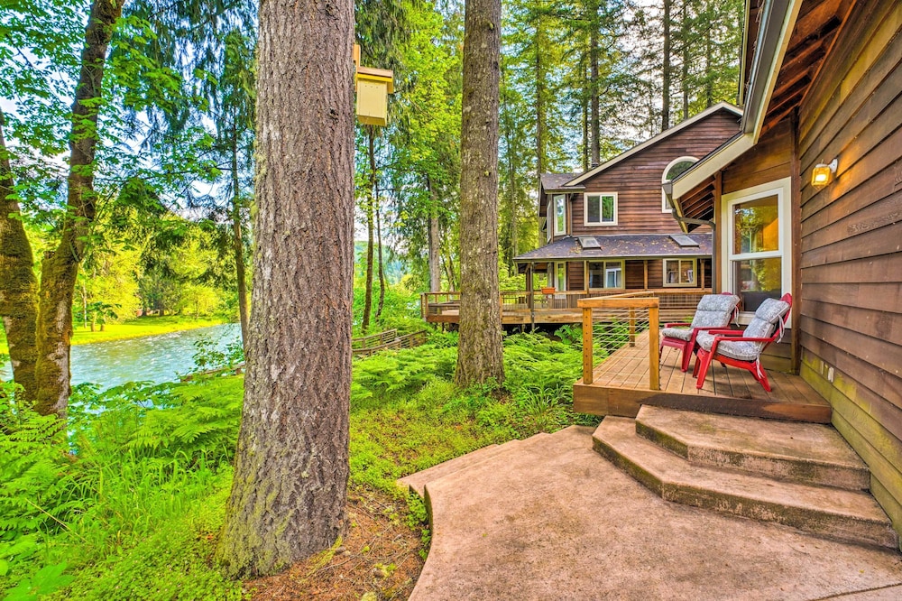 The River House' w/ Deck, on Mckenzie River! view 4