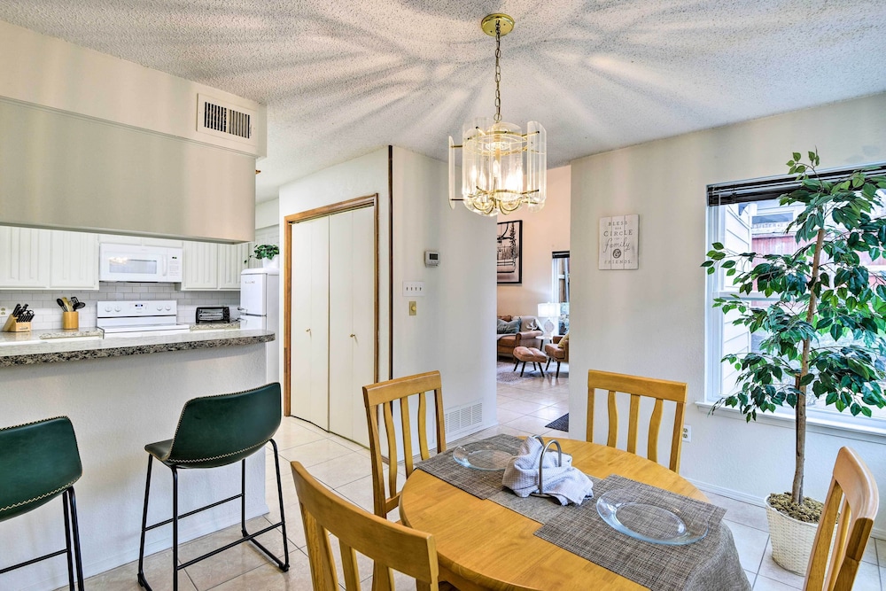 4 Mi to At&t Stadium: Townhome in Fort Worth