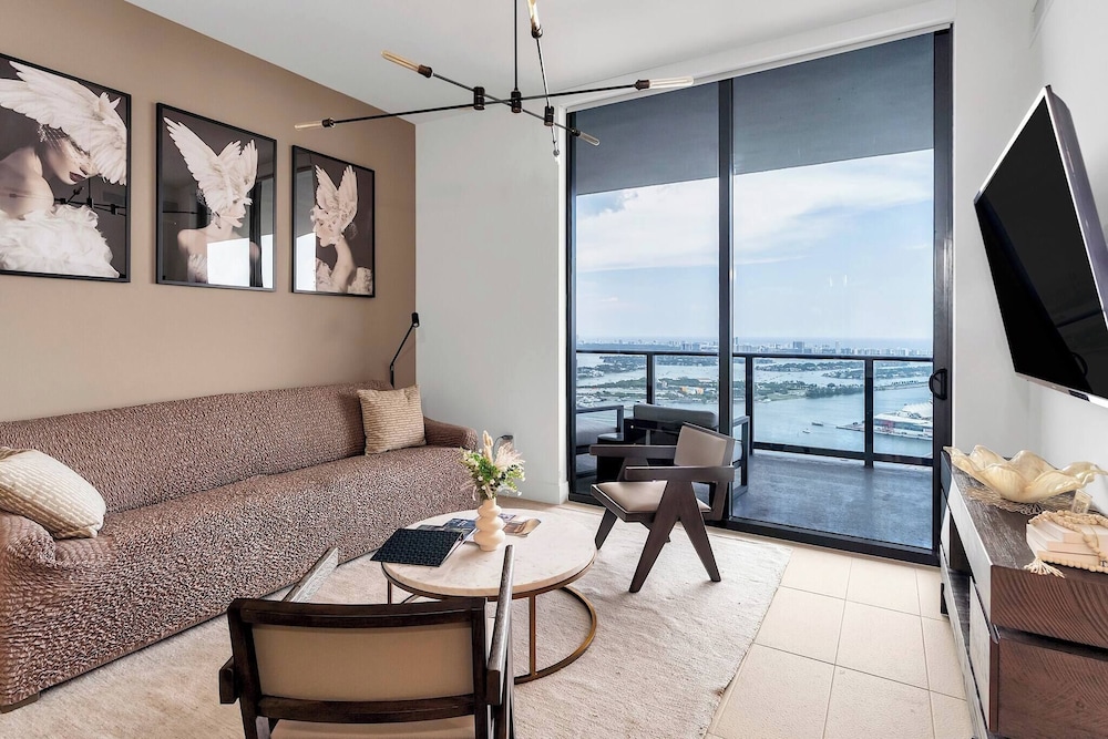 3BR Penthouse Direct, Stunning Water Views
