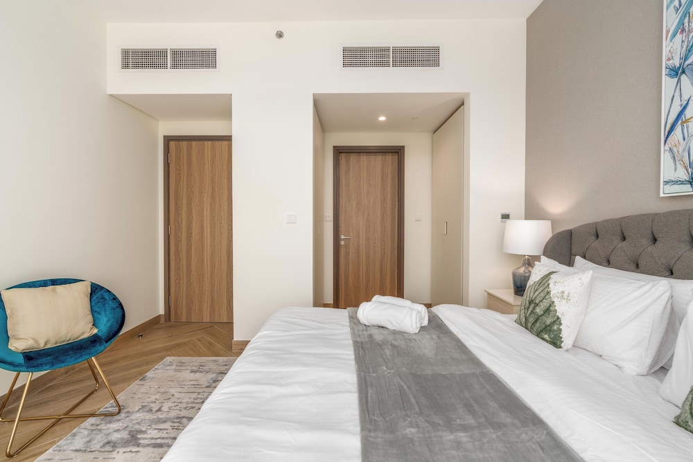 Whitesage - Super Spacious Apt with Dubai Garden Glow Views