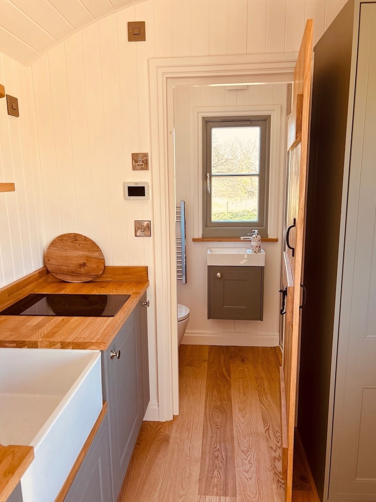 Luxury Shepherds Hut Near Glamorgan Coast