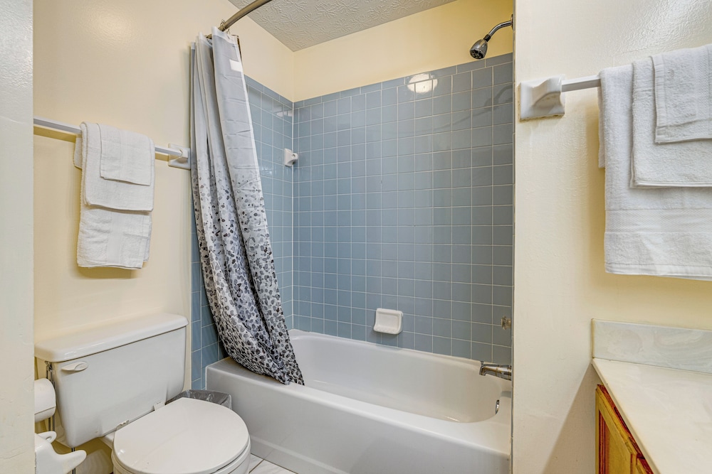 Families Welcome: Lake-view Home, 2 Mi to Gahanna!