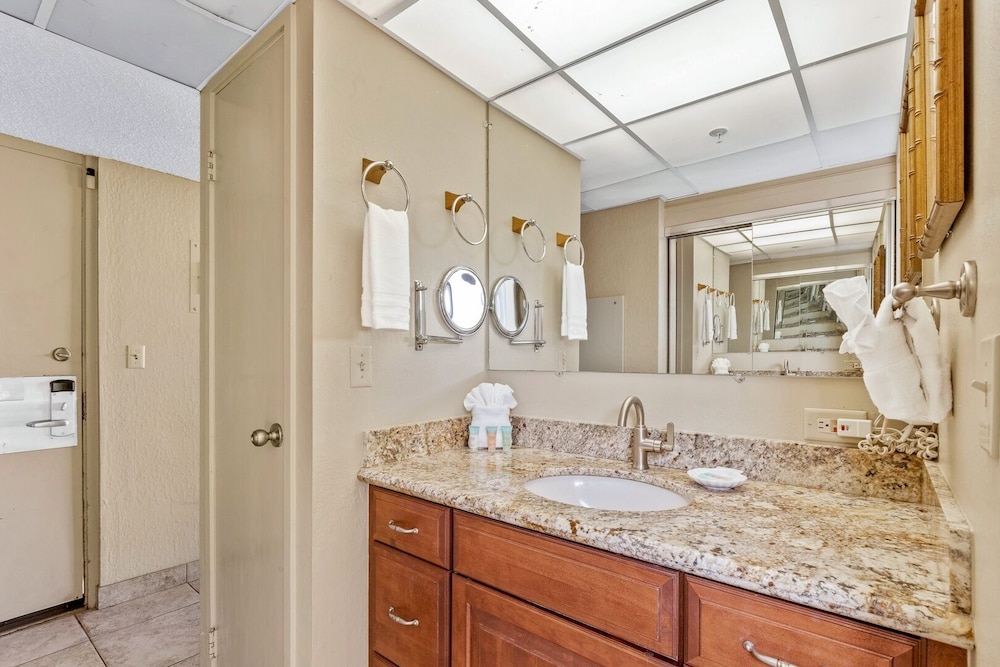Kaanapali Shores Studio 642 Studio Bedroom Condo by RedAwning
