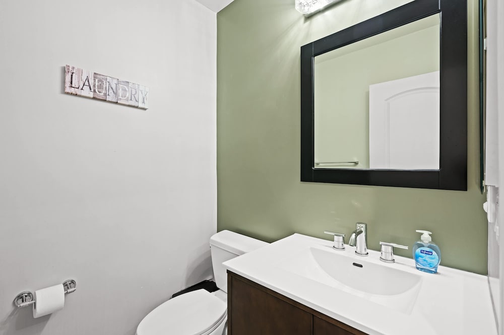 Luxury Estate With Sparkling Pool Elegant Amenities