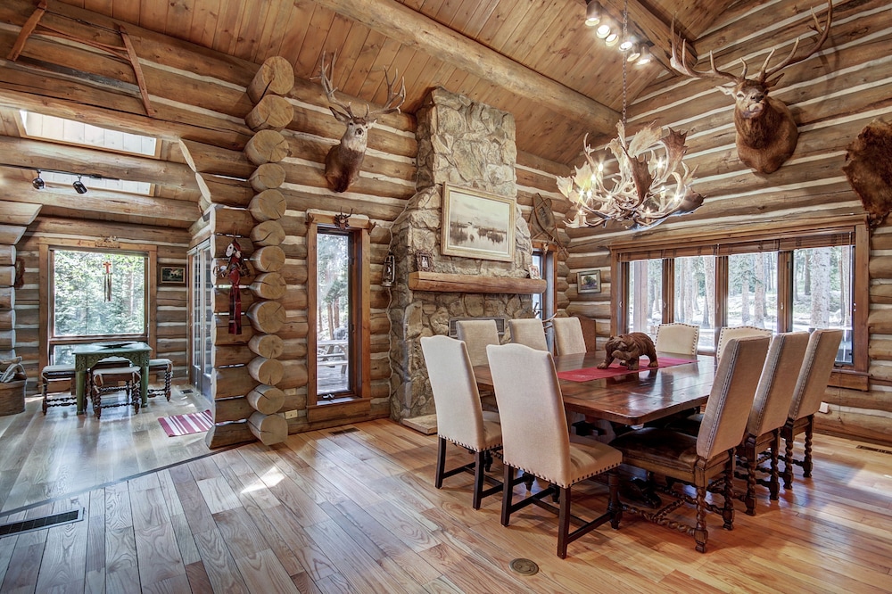 Bear Lodge 6 Bedroom Home by RedAwning